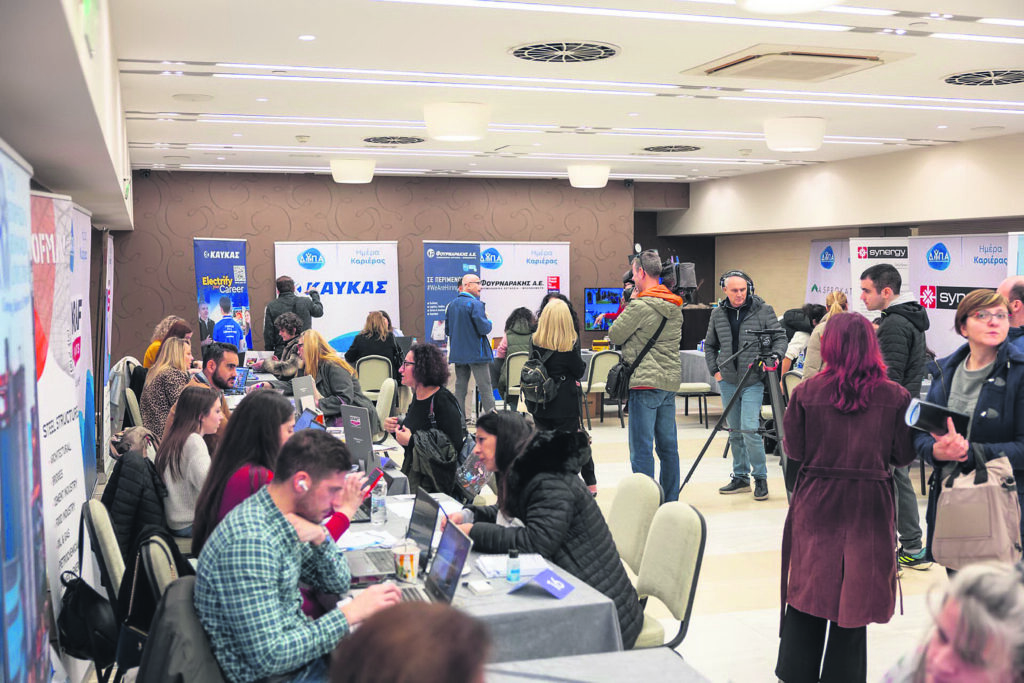 ΔΥΠΑ: 8.500 προσλήψεις μέσα από τις «Ημέρες Καριέρας» – Τι λένε στον ΕΤ 4 εργαζόμενοι