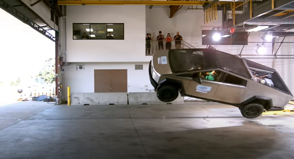 Tesla Cybertruck: Πήρε «5άστερη» βαθμολογία σε crash test (Video)