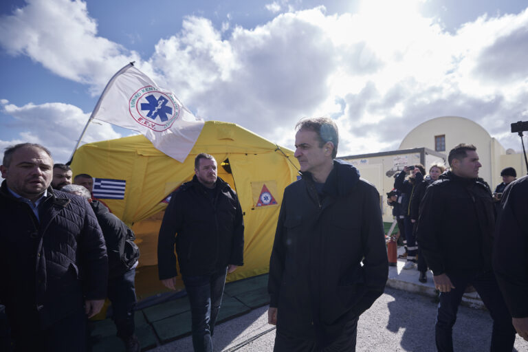 Μητσοτάκης σε φορείς της Σαντορίνης: Δεν πιστεύουμε ότι θα συμβεί κάτι καταστροφικό – Προετοιμαζόμαστε για όλα τα σενάρια