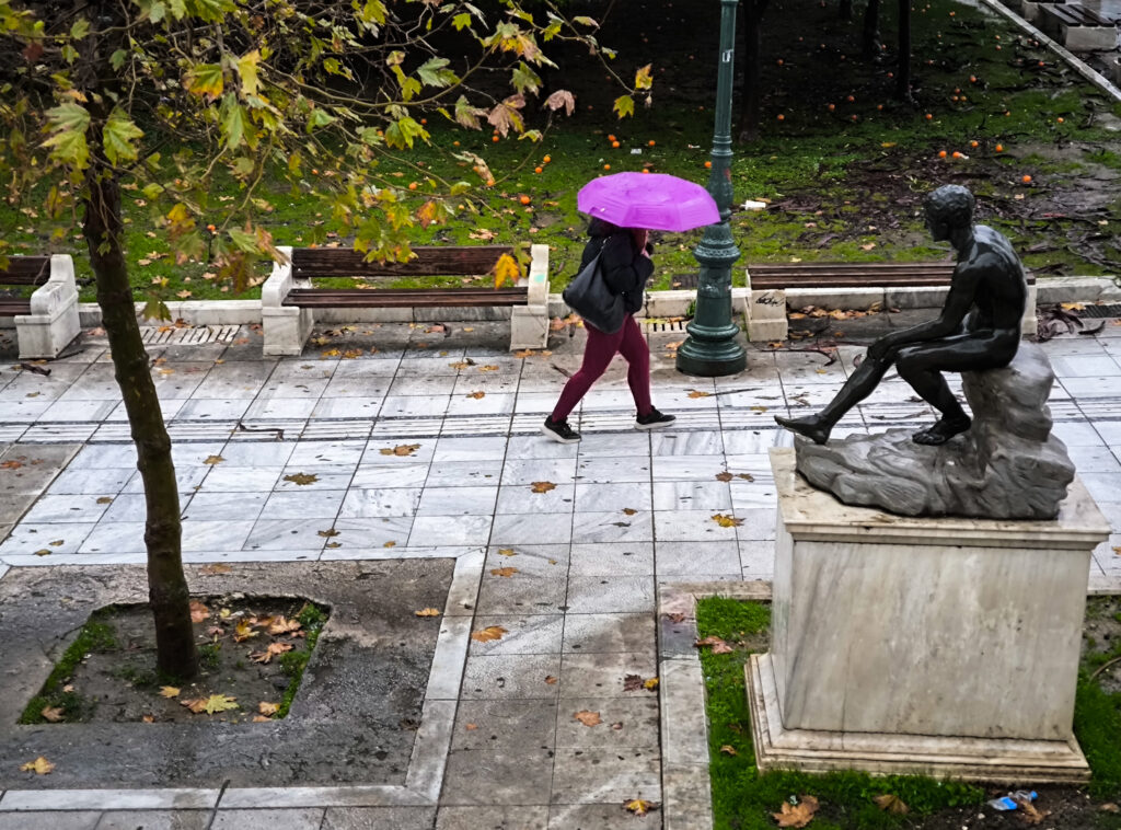 Καιρός: Κρύο και βροχές μέχρι νεωτέρας – Σε κλοιό «ψυχρού μετώπου» η χώρα – Πότε θα χιο