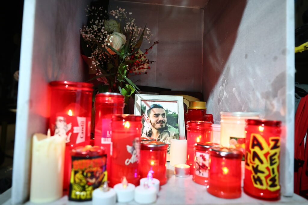 Θεσσαλονίκη: Δεκαεννέα κεριά στη μνήμη του Άλκη Καμπανού – 3 χρόνια μετά τη δολοφονία του