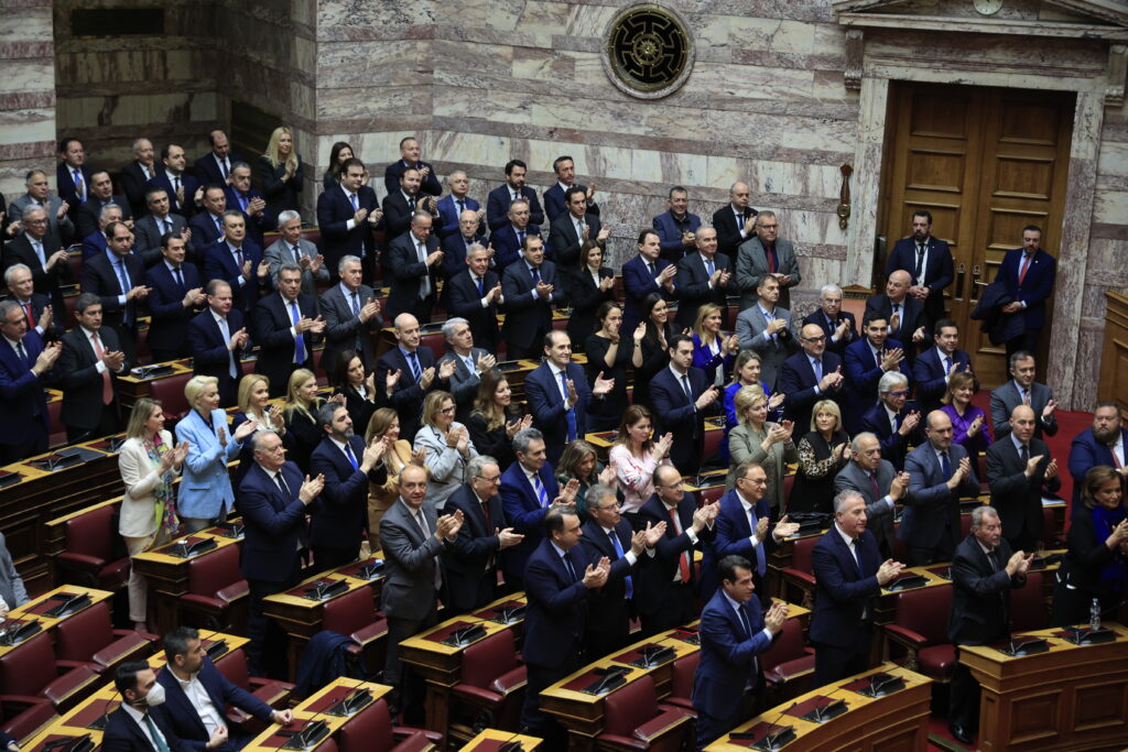 Βουλή: Πηγαδάκια, χαμόγελα και τετ α τετ στην ψηφοφορία για τον Πρόεδρο Δημοκρατίας