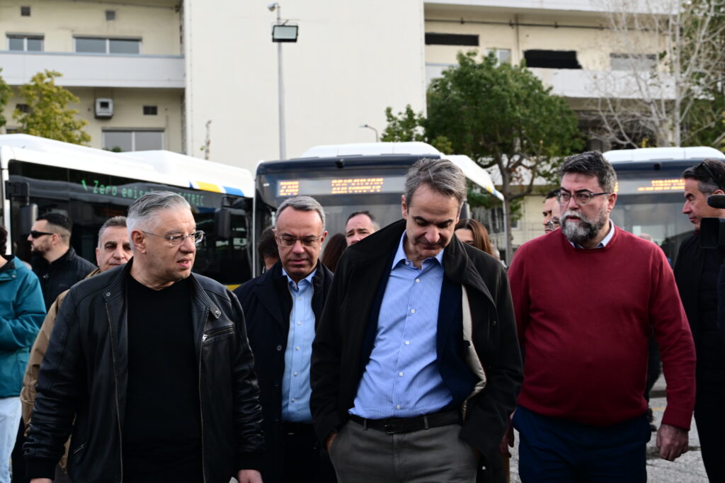 Μητσοτάκης: Σκοπός μας καινούρια λεωφορεία έως τα μέσα του 2025 – Αυξάνονται τα δρομολόγια