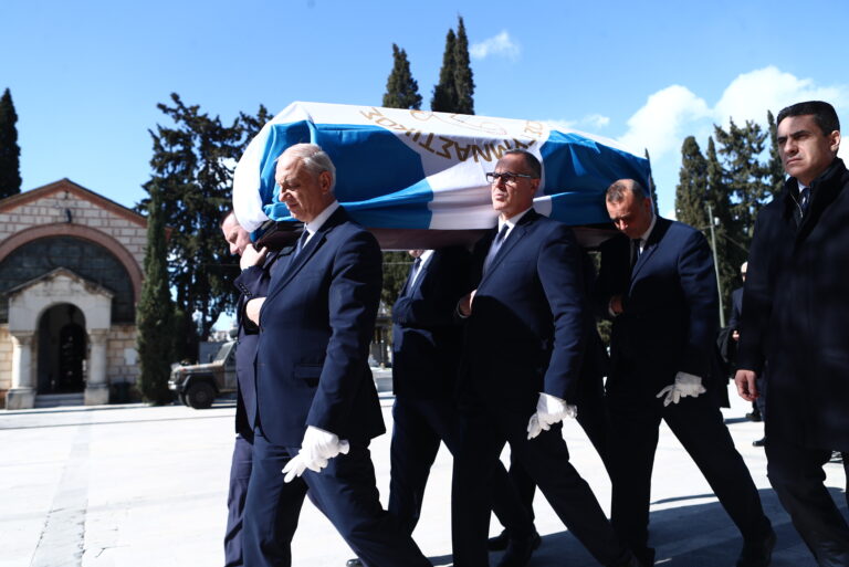 Γιώργος Ρουμπάνης: Βαθιά συγκίνηση στο «τελευταίο αντίο» του «χάλκινου» Ολυμπιονίκη – Ποιοι αθλητές ήταν στην κηδεία του; [εικόνες]
