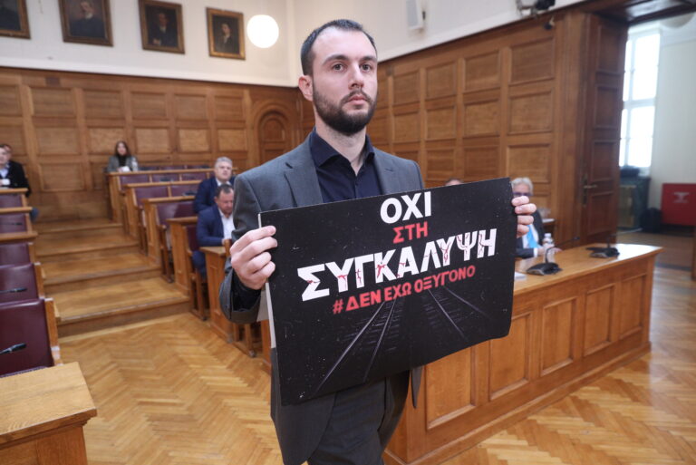 Κακόγουστο σόου Φλώρου στη Βουλή: Άνοιξε πανό για τα Τέμπη δίπλα στον Γεωργιάδη