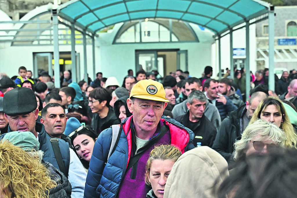 Σαντορίνη: Αδειάζει το νησί υπό τον φόβο μεγάλου σεισμού