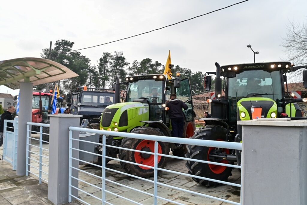 Θεσσαλία: Στα μπλόκα παραμένουν αγρότες