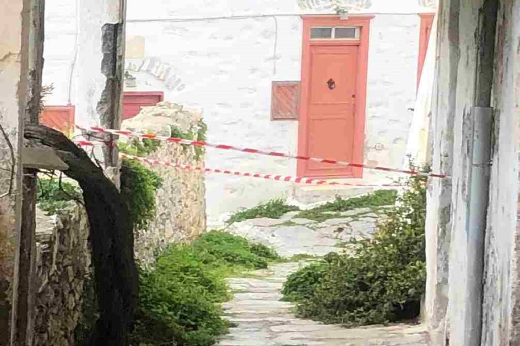 Σεισμοί στις Κυκλάδες: Κλιμάκιο του δήμου Αμοργού κλείνει σπίτια με κόκκινες κορδέλες [εικόνες] 