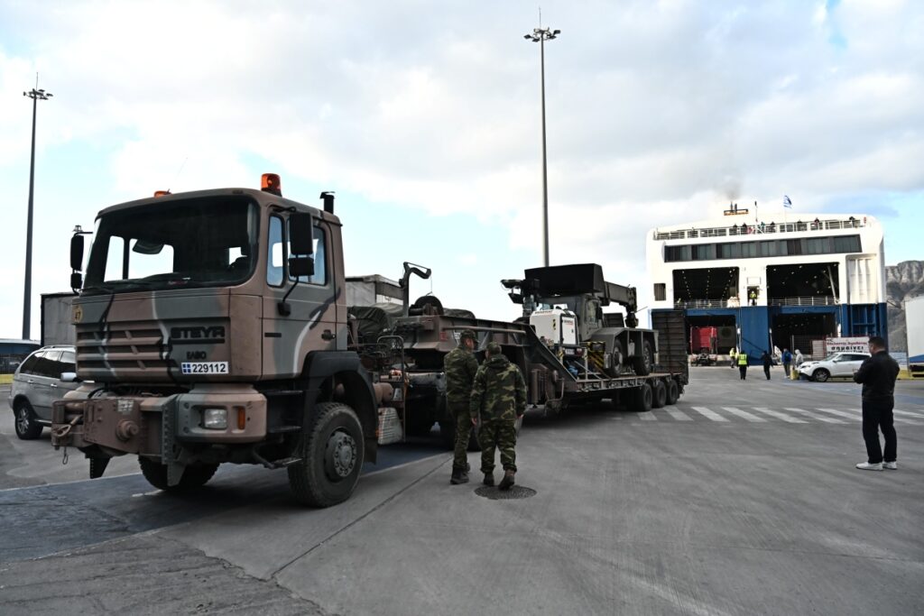 Σαντορίνη: Έφτασαν οχήματα του Στρατού, της Πυροσβεστικής, της Αστυνομίας και του ΔΕΔΔΗΕ