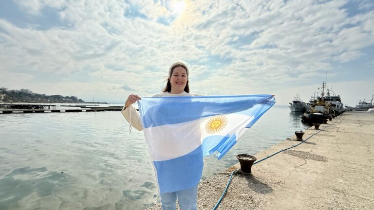 María Eugenia Francisco: Ζει τον έρωτα και τον μύθο της στην Ελλάδα – Η ιστορία της μοναδικής Αργεντίνας απόφοιτης αρχαιολογίας ελληνικού πανεπιστημίου