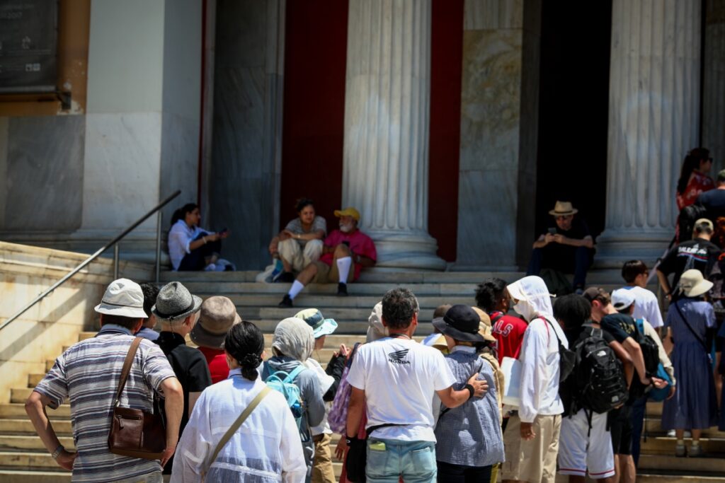 Υπερτουρισμός: 7 αναγκαία μέτρα για να μην πληγεί η Αθήνα – Η μελέτη της Περιφέρειας Αττικής 