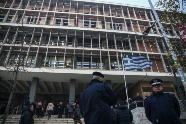 Θεσσαλονίκη: Παρέσυρε με αυτοκίνητο την πρώην σύζυγό του και προσπάθησε να την πνίξει
