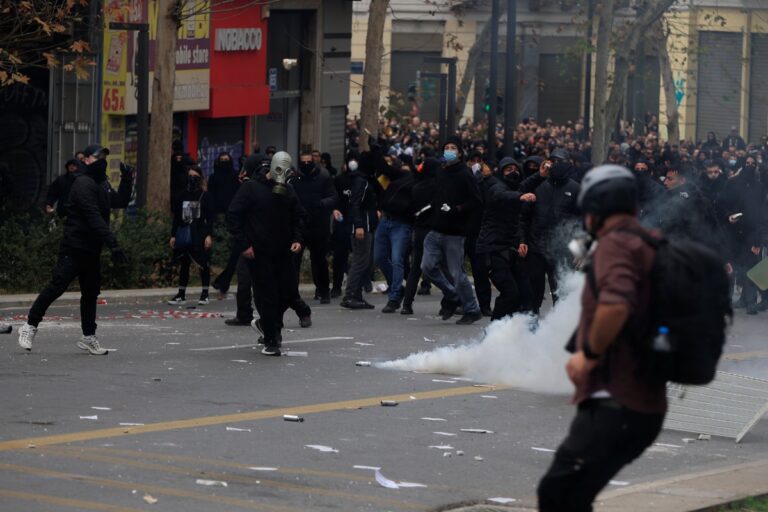 Επεισόδια στο Σύνταγμα: Τραυματίστηκε φωτορεπόρτερ 