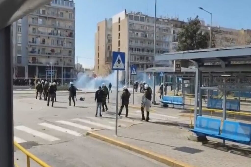 Θεσσαλονίκη: Επεισόδια μεταξύ κουκουλοφόρων και ΜΑΤ έξω από τον ΟΣΕ [βίντεο]