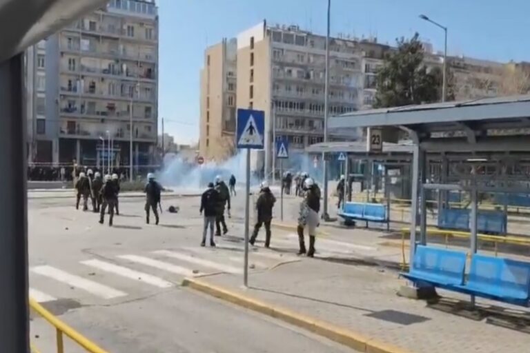 Θεσσαλονίκη: Επεισόδια μεταξύ κουκουλοφόρων και ΜΑΤ έξω από τον ΟΣΕ [βίντεο]