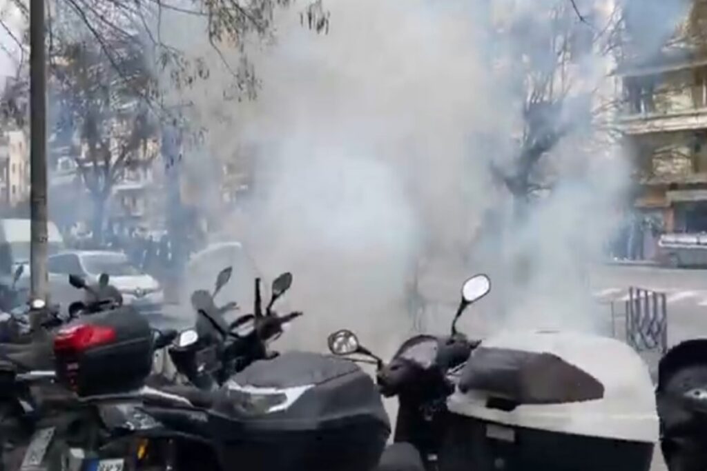 Θεσσαλονίκη: Μολότοφ και χημικά σε φραγμό της ΕΛΑΣ – 15 προσαγωγές [βίντεο]