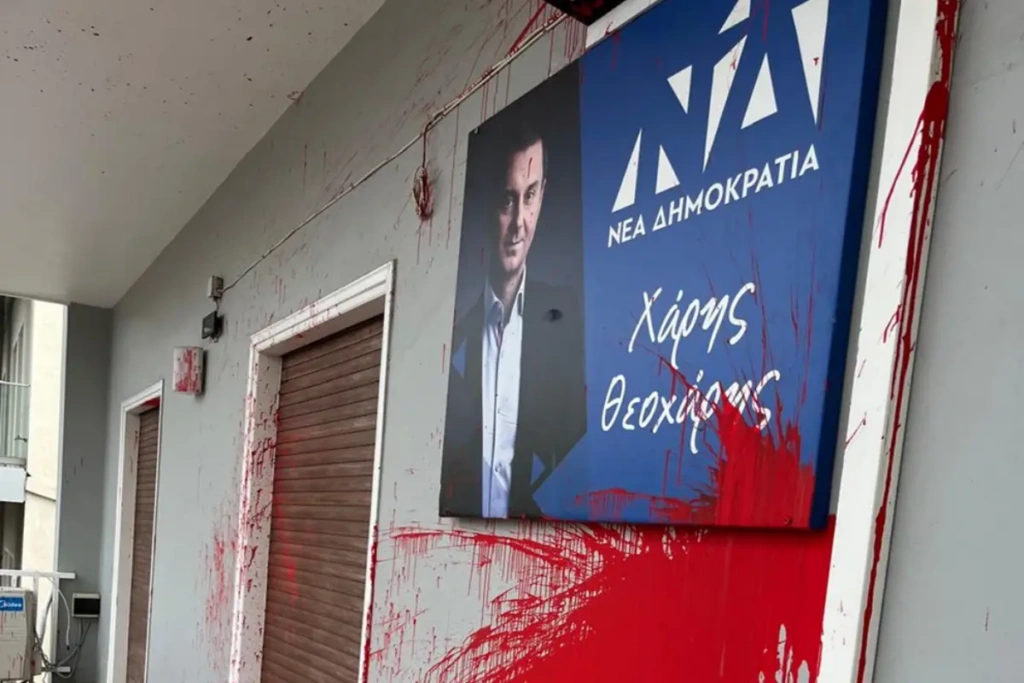 Επίθεση στο πολιτικό γραφείο του Χάρη Θεοχάρη – «Η Δημοκρατία μας δεν τρομοκρατείται»