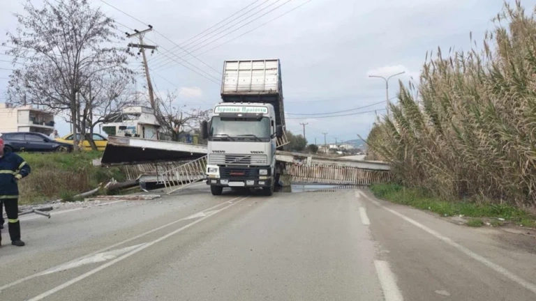 Φορτηγό γκρέμισε πεζογέφυρα στην εθνική οδό Αντιρρίου – Ιωαννίνων [εικόνες – βίντεο]