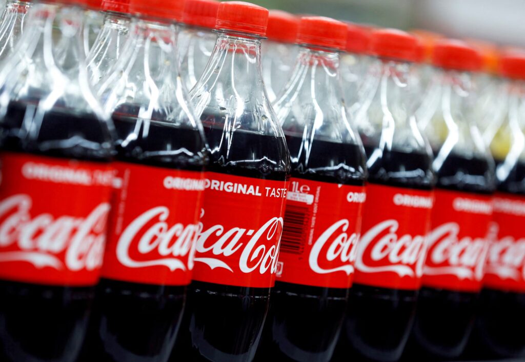 Coca-Cola: Ποια ανακύκλωση – Απειλεί με περισσότερο πλαστικό μπουκάλι λόγω δασμών