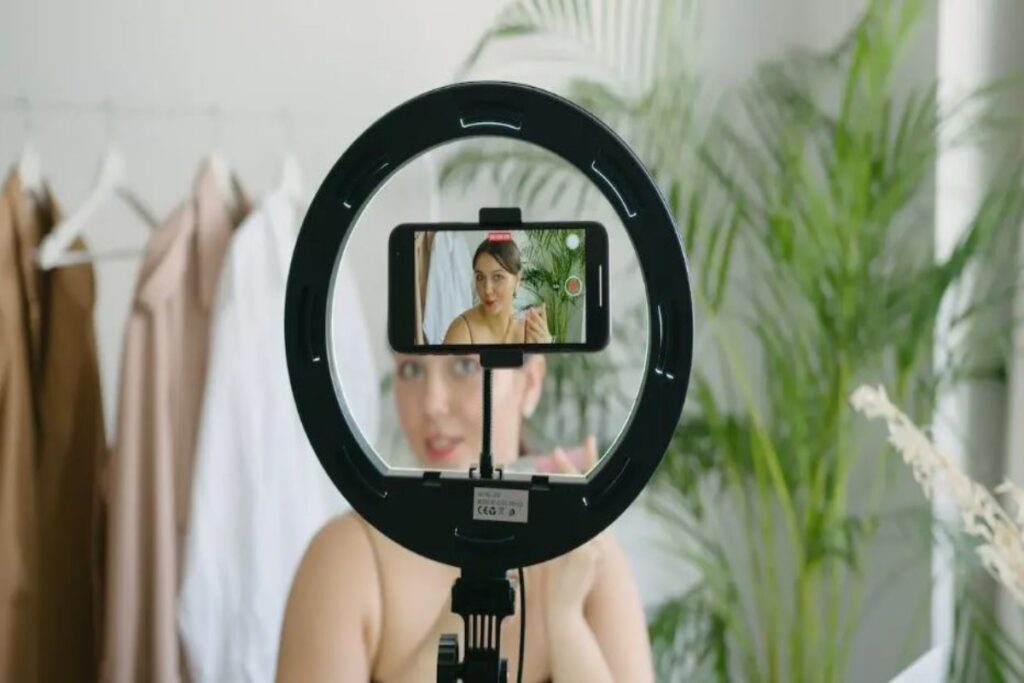 ΑΑΔΕ: Στο στόχαστρο 20 γνωστοί influencers – Χρεώνουν μέχρι και €10.000 για μία ανάρτηση [βίντ