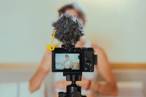 Στην «τσιμπίδα» της ΑΑΔΕ influencer για αναρτήσεις χωρίς τιμολόγια: Τα λάθη που της στοίχισαν 70.000 ευρώ