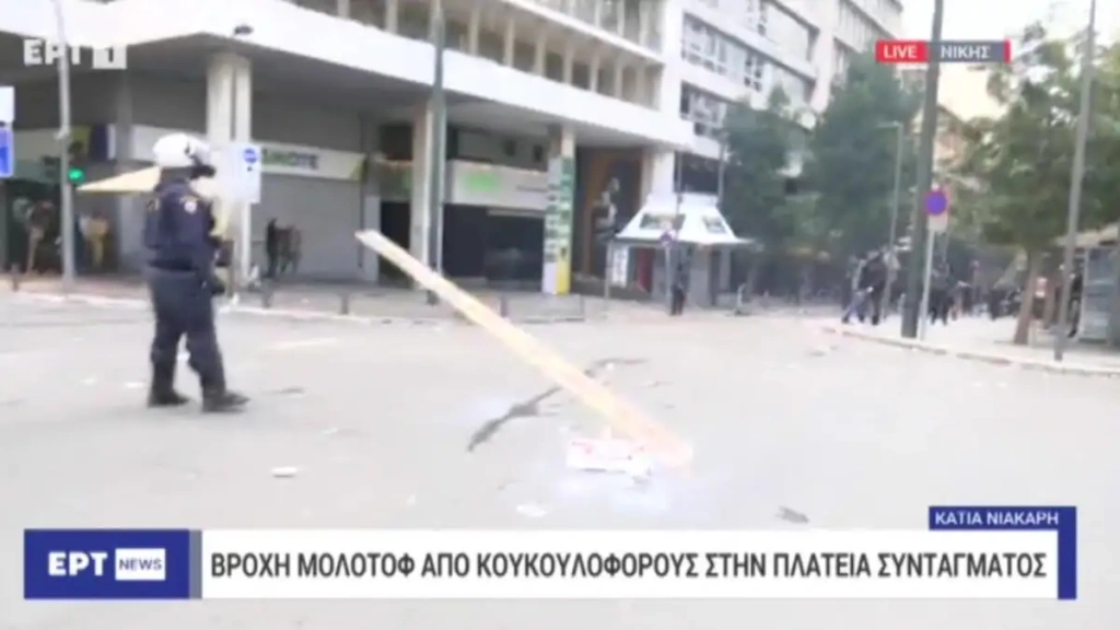 Τέμπη: Πέταξαν καδρόνι στη δημοσιογράφο της ΕΡΤ [βίντεο]