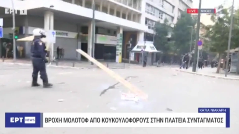 Τέμπη: Πέταξαν καδρόνι στη δημοσιογράφο της ΕΡΤ [βίντεο]
