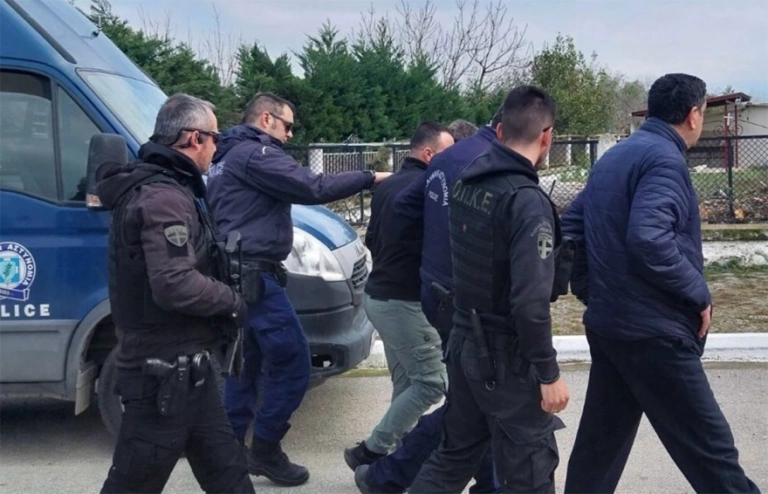Σέρρες: Το τελευταίο αντίο στην 52χρονη που δολοφονήθηκε απο τον σύζυγός της – Φρουρούμενος ο γιος της