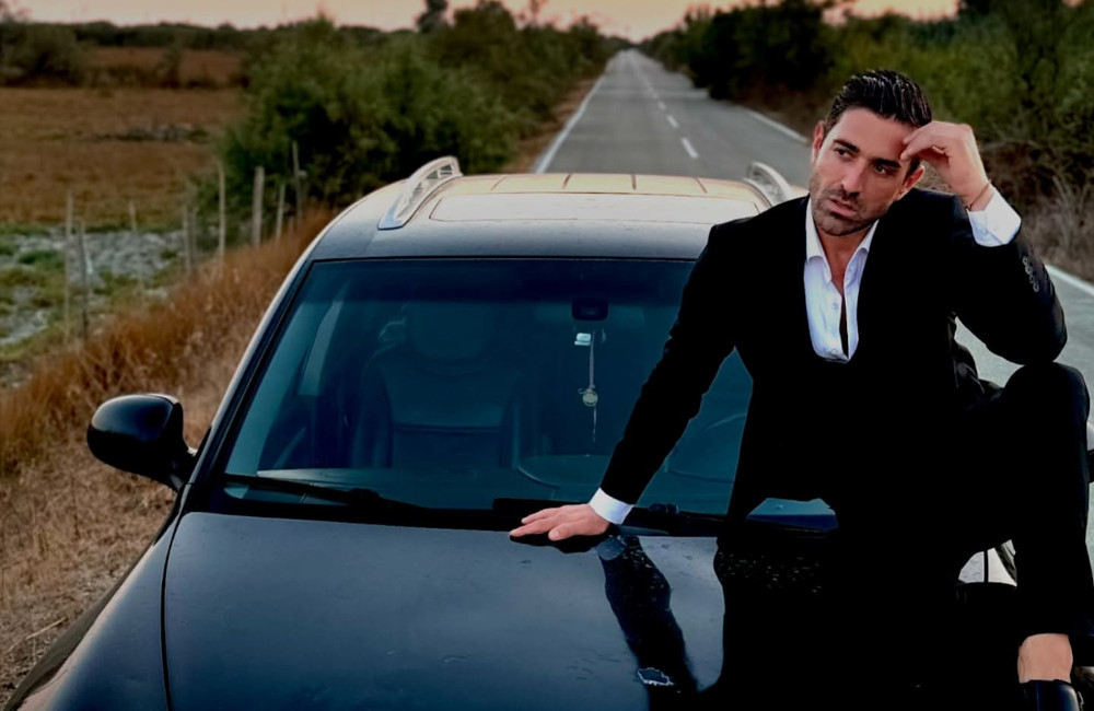 Νέος, ωραίος και έτοιμος να διεκδικήσει τη θέση του ομορφότερου άντρα στον κόσμο – Ποιος είναι ο Νίκος Κολιογιάννης