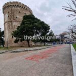 Θεσσαλονίκη: Έγραψαν τα ονόματα των θυμάτων της τραγωδίας στα Τέμπη δίπλα στον Λευκό Πύργο [βίντεο]