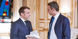 Τα μηνύματα της επίσκεψης Μακρόν