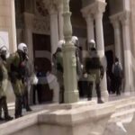 Επεισόδια στο Σύνταγμα: Κουκουλοφόροι προσπάθησαν να κρυφτούν στην Μητρόπολη για να ξεφύγουν από τα ΜΑΤ [βίντεο]