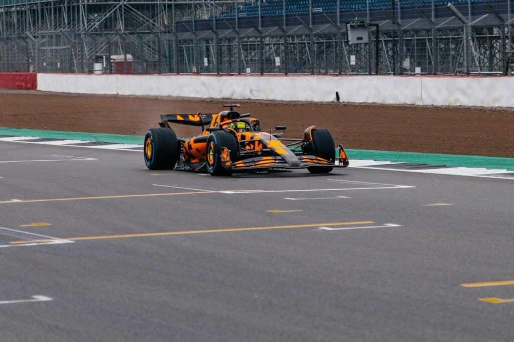 Η McLaren «αποκάλυψε» εντός πίστας το μονοθέσιο του 2025