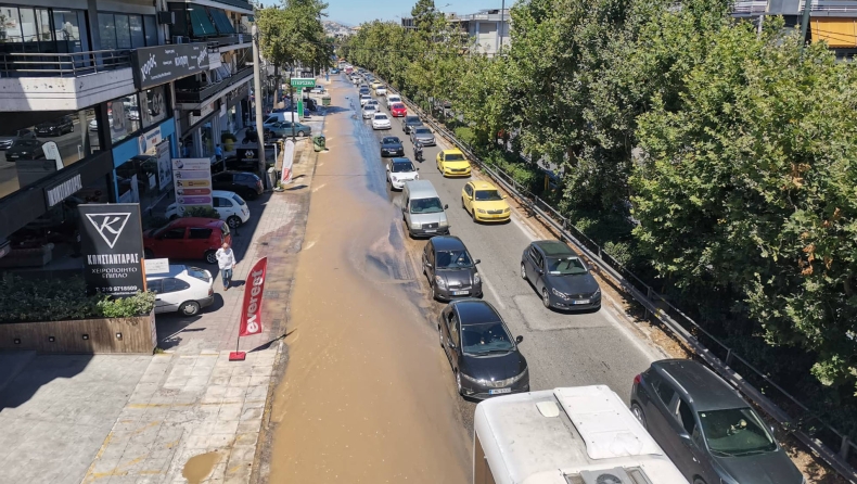Χάος στη Μεσογείων: Έσπασε αγωγός της ΕΥΔΑΠ – Μεγάλες οι καθυστερήσεις για οδηγούς