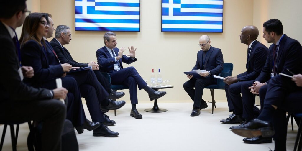 Παρίσι: Ο Μητσοτάκης συναντήθηκε με τον Νομπελίστα Ντέμης Χασάμπης – Στο επίκεντρο οι εξελίξει