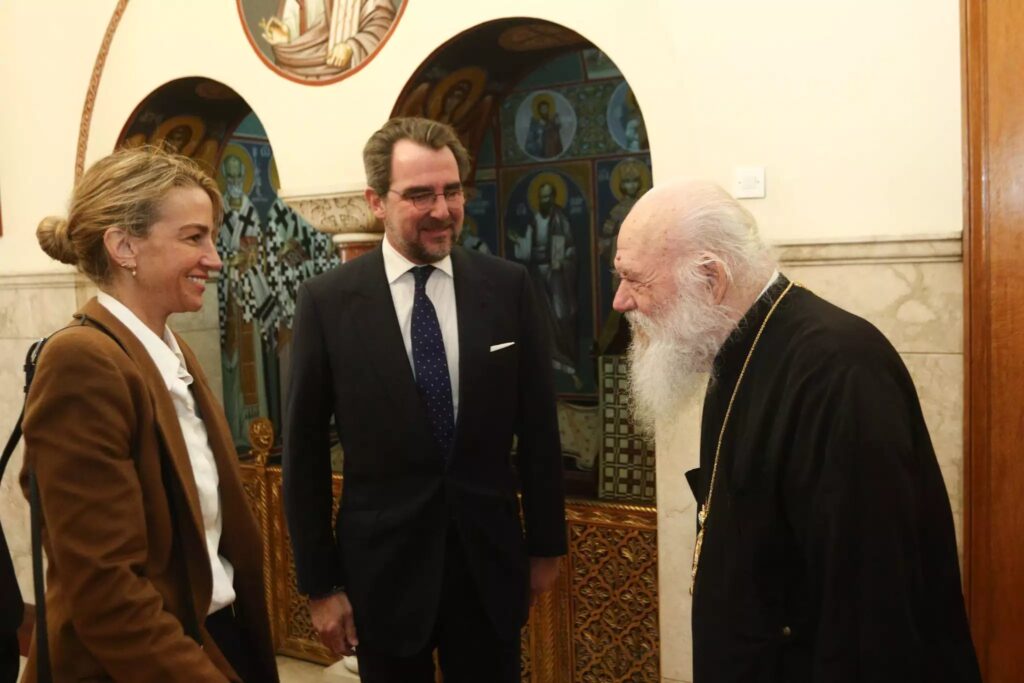 Νικόλαος Ντε Γκρες – Χρυσή Βαρδινογιάννη: Το ζευγάρι πήρε την ευχή του Αρχιεπισκόπου Ιερώνυμου
