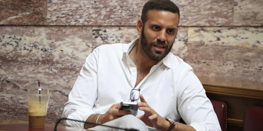 Το υλικό που καίει την κοινωνία