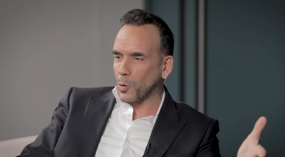Πάνος Μουζουράκης: Η γνωριμία με την Μαριλού Κόζαρη, η γέννηση της κόρης του και ο γάμος του – «Οι γυναίκες μας κάνουν ό,τι θέλουν» [βίντεο]