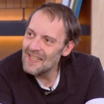 Αύγουστος Κορτώ: «Είπα την φράση “ο άντρας μου” και το πλήρωσα ακριβά, τώρα μπορώ να το ξαναπώ ελεύθερα» [βίντεο]