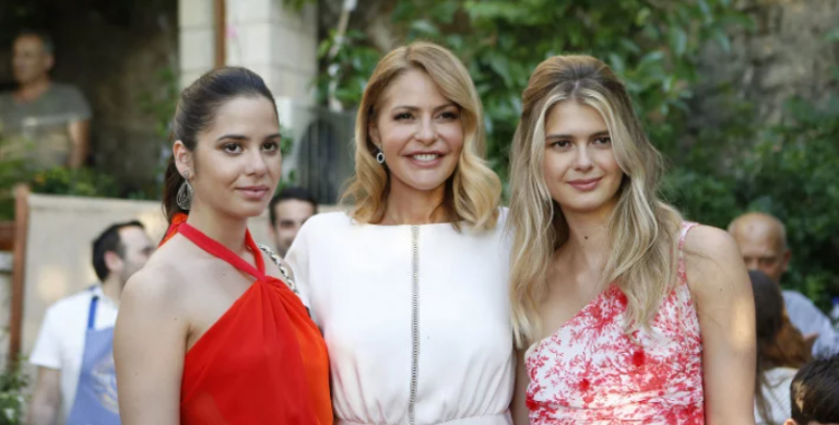 Τζένη Μπαλατσινού: Ξέγνοιαστες στιγμές με τις κόρες της στο Παρίσι – Οι φωτογραφίες με την Αμαλία μετά τον αρραβώνα της [εικόνες]