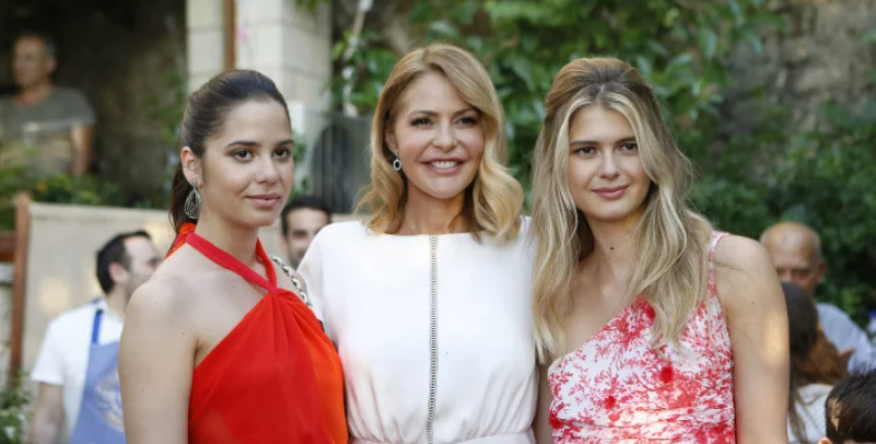 Τζένη Μπαλατσινού: Ξέγνοιαστες στιγμές με τις κόρες της στο Παρίσι – Οι φωτογραφίες με την Αμαλία μετά τον αρραβώνα της [εικόνες]