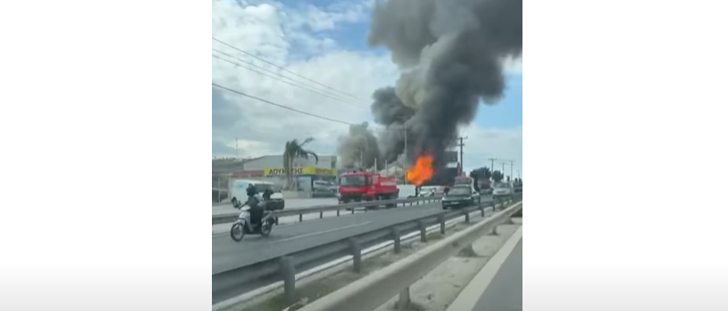 Φωτιά σε επαγγελματικό χώρο στο Κορωπί [βίντεο]