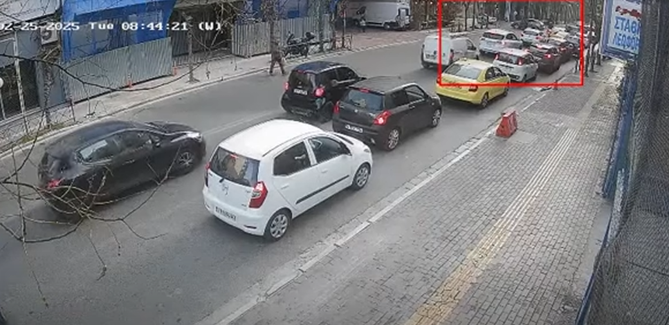 Βίντεο ντοκουμέντο: Τροχαίο στο κέντρο της Αθήνας – Αυτοκίνητο πέρασε με κόκκινο και χτύπησε αναβάτη μηχανής [βίντεο]