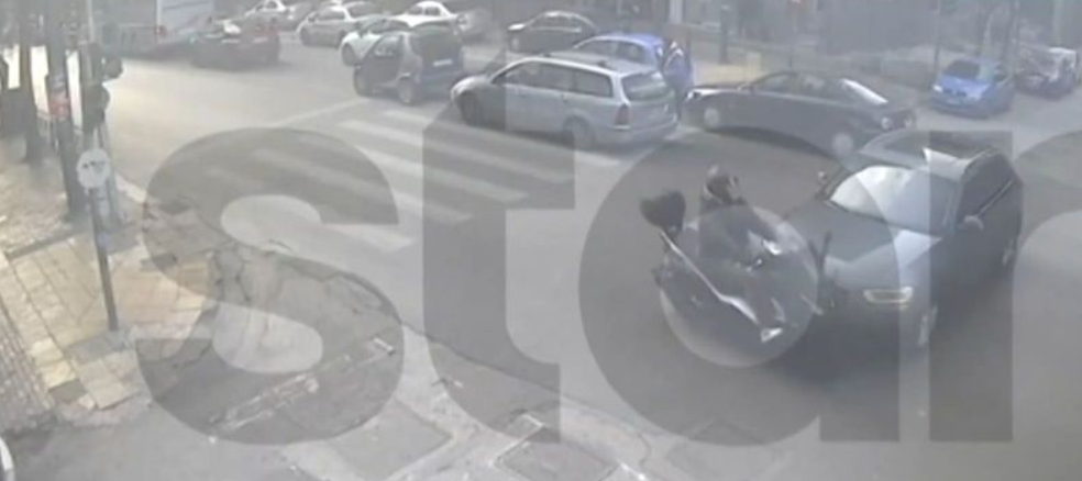 Καρέ – καρέ η παράσυρση μηχανής από όχημα στο κέντρο της Αθήνας – Στο νοσοκομείο η τραυματίας [βίντεο]