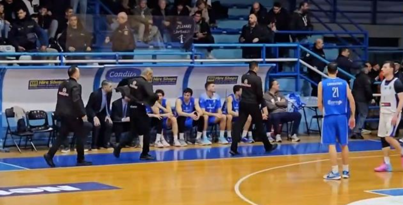Απίστευτο περαστικό: Διαιτητές διέκοψαν αγώνα λόγω… συνθημάτων για τα Τέμπη [βίντεο]