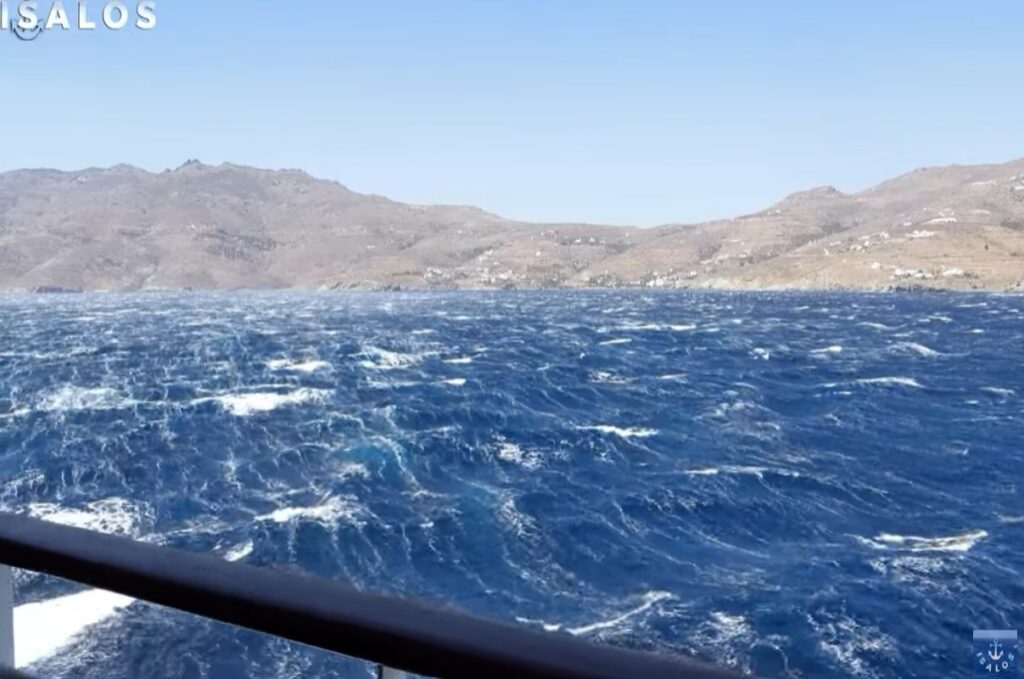 Τήνος: Μοναδικό βίντεο με πλοίο που τα «βάζει» με θυελλώδεις ανέμους ανοιχτά του νησιού 