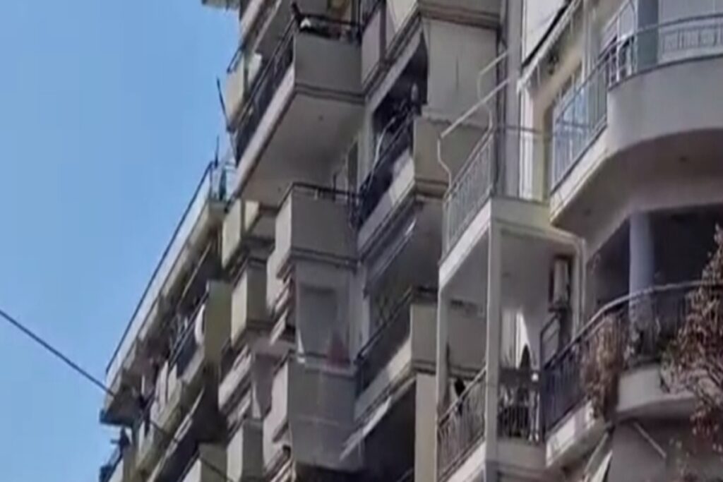 Θεσσαλονίκη: Πολίτες ρίχνουν νερό από τα μπαλκόνια στους κουκουλοφόρους [βίντεο]