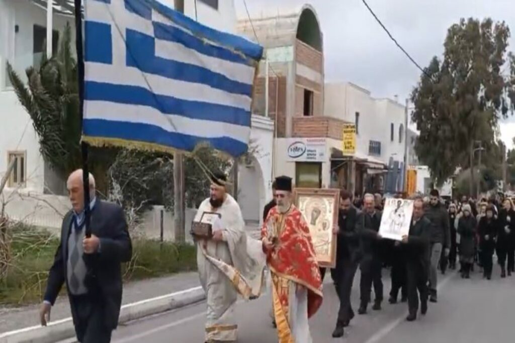 Σεισμοί στη Σαντορίνη: Λιτανεία στο νησί – Κάτοικοι με εικόνες βγήκαν στους δρόμους [βίντεο]