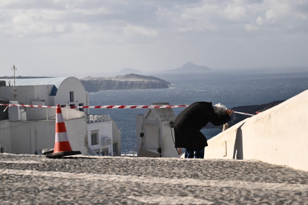 Σεισμοί στις Κυκλάδες: Με 4,3 Ρίχτερ «ξύπνησε» η Σαντορίνη – Τι λένε οι ειδικοί [βίντεο]