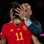 Λουίς Ρουμπιάλες: Ένοχος για το φιλί στην Ερμόσο – Κατηγορήθηκε για σεξουαλική επίθεση